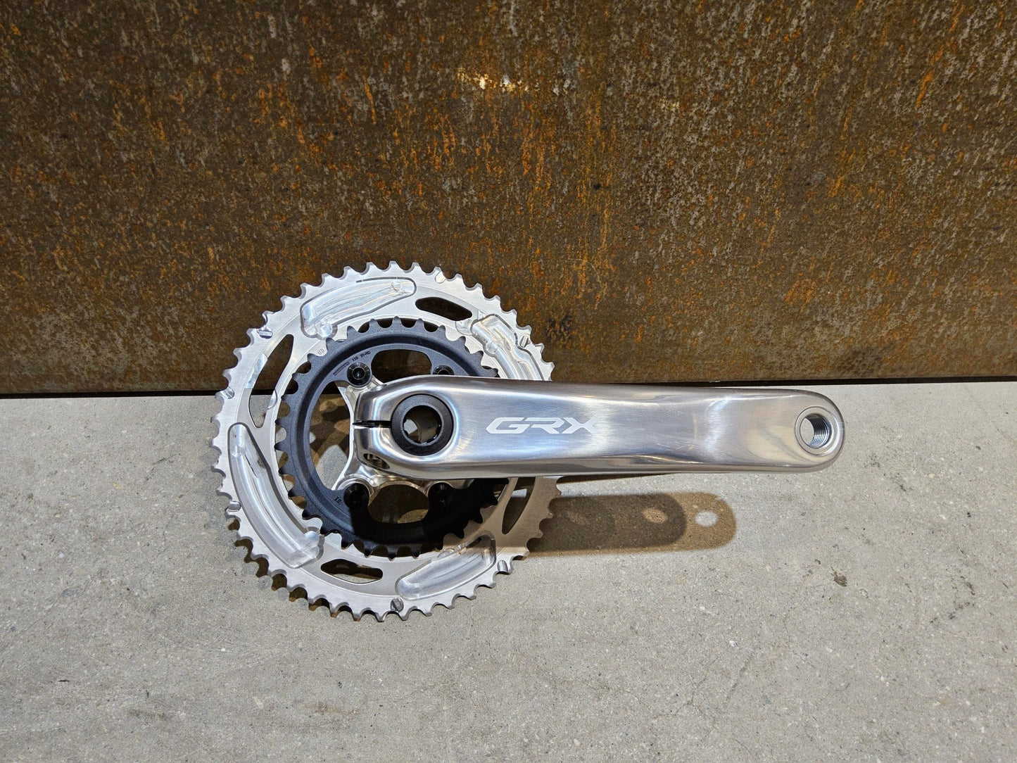 Schaltgruppen von Shimano, SHIMANO GRX LIMITED RX810 SCHALTGRUPPE 2 X 11 FACH vor USEDBIKES - OB.DE Hintergrund