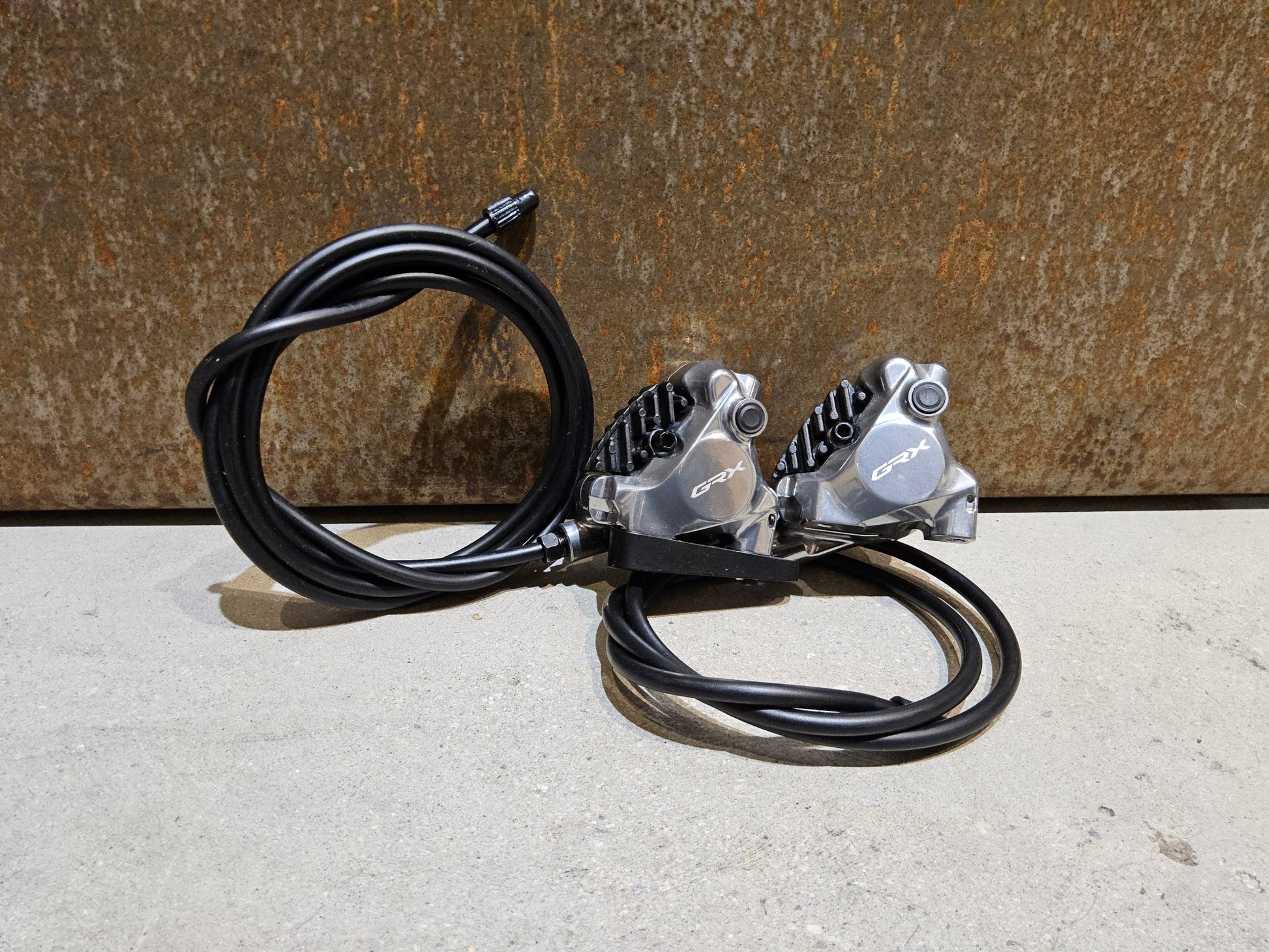 Schaltgruppen von Shimano, SHIMANO GRX LIMITED RX810 SCHALTGRUPPE 2 X 11 FACH vor USEDBIKES - OB.DE Hintergrund