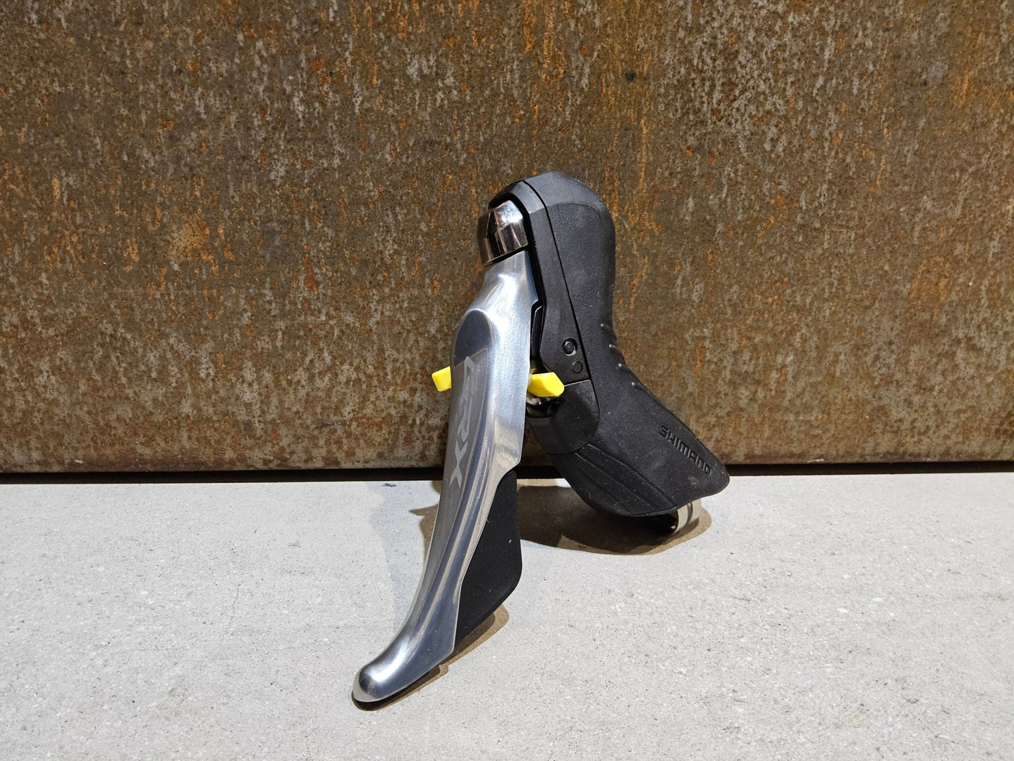 Schaltgruppen von Shimano, SHIMANO GRX LIMITED RX810 SCHALTGRUPPE 2 X 11 FACH vor USEDBIKES - OB.DE Hintergrund
