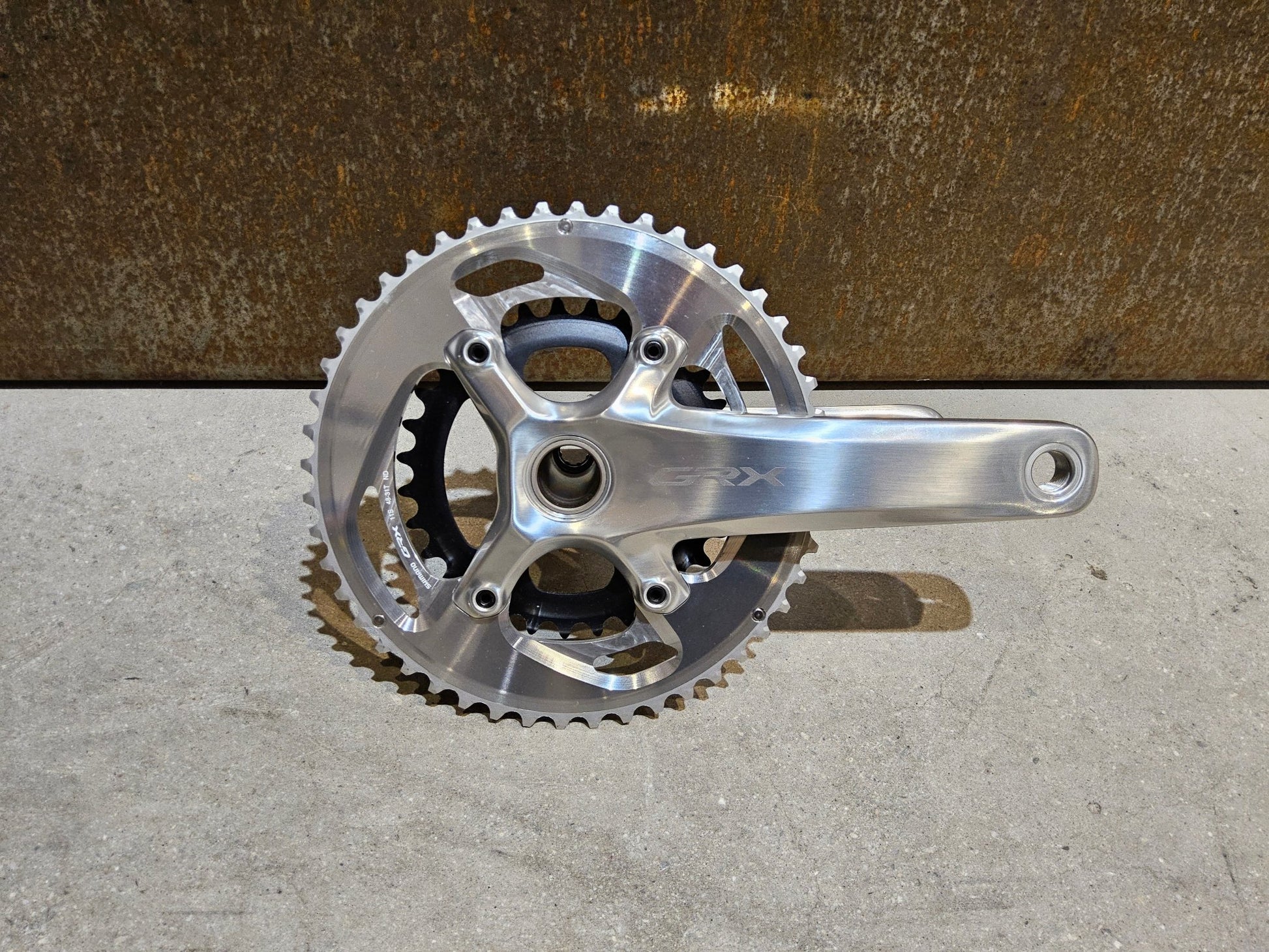 Schaltgruppen von Shimano, SHIMANO GRX LIMITED RX810 SCHALTGRUPPE 2 X 11 FACH vor USEDBIKES - OB.DE Hintergrund