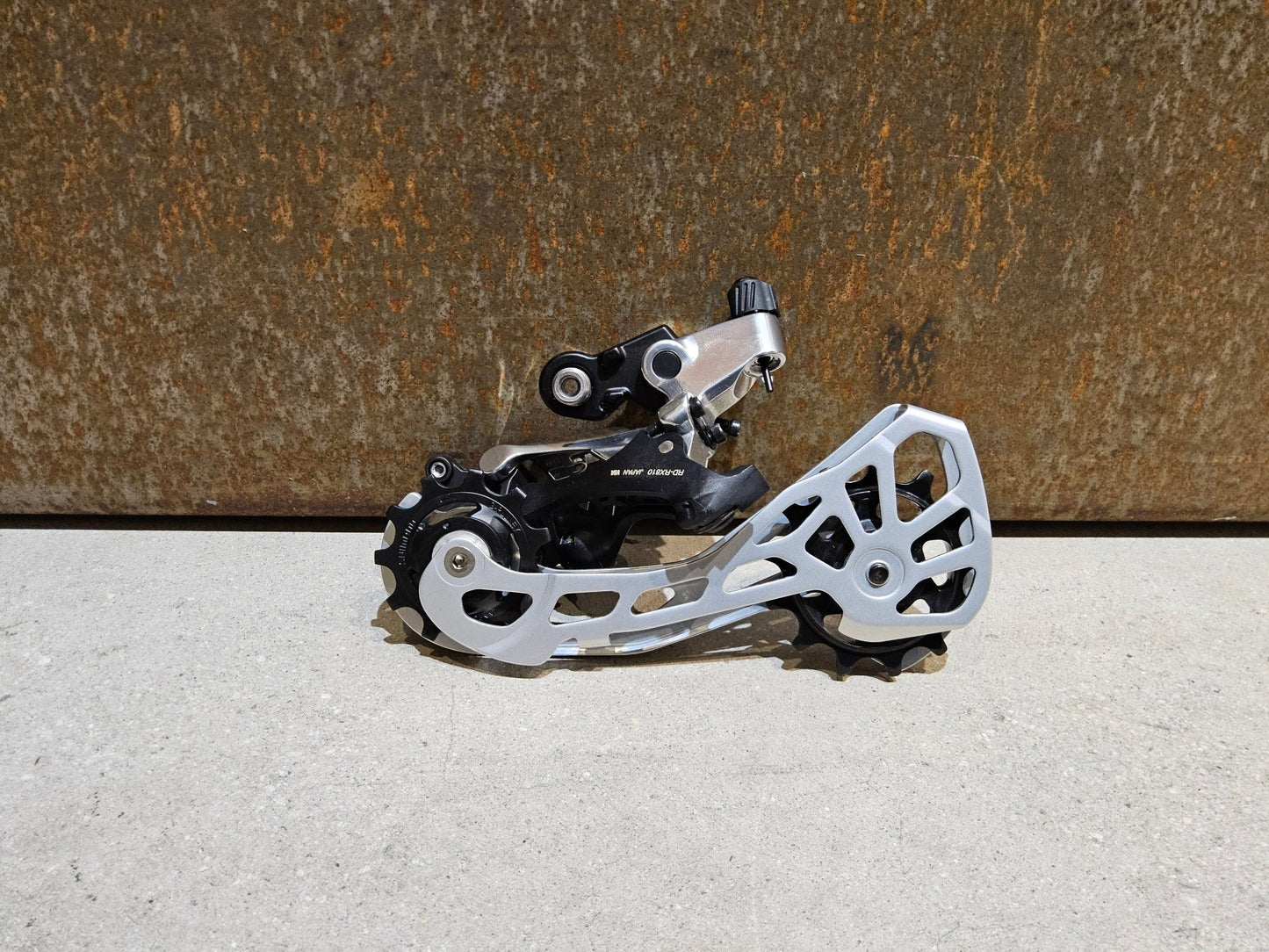 Schaltgruppen von Shimano, SHIMANO GRX LIMITED RX810 SCHALTGRUPPE 2 X 11 FACH vor USEDBIKES - OB.DE Hintergrund