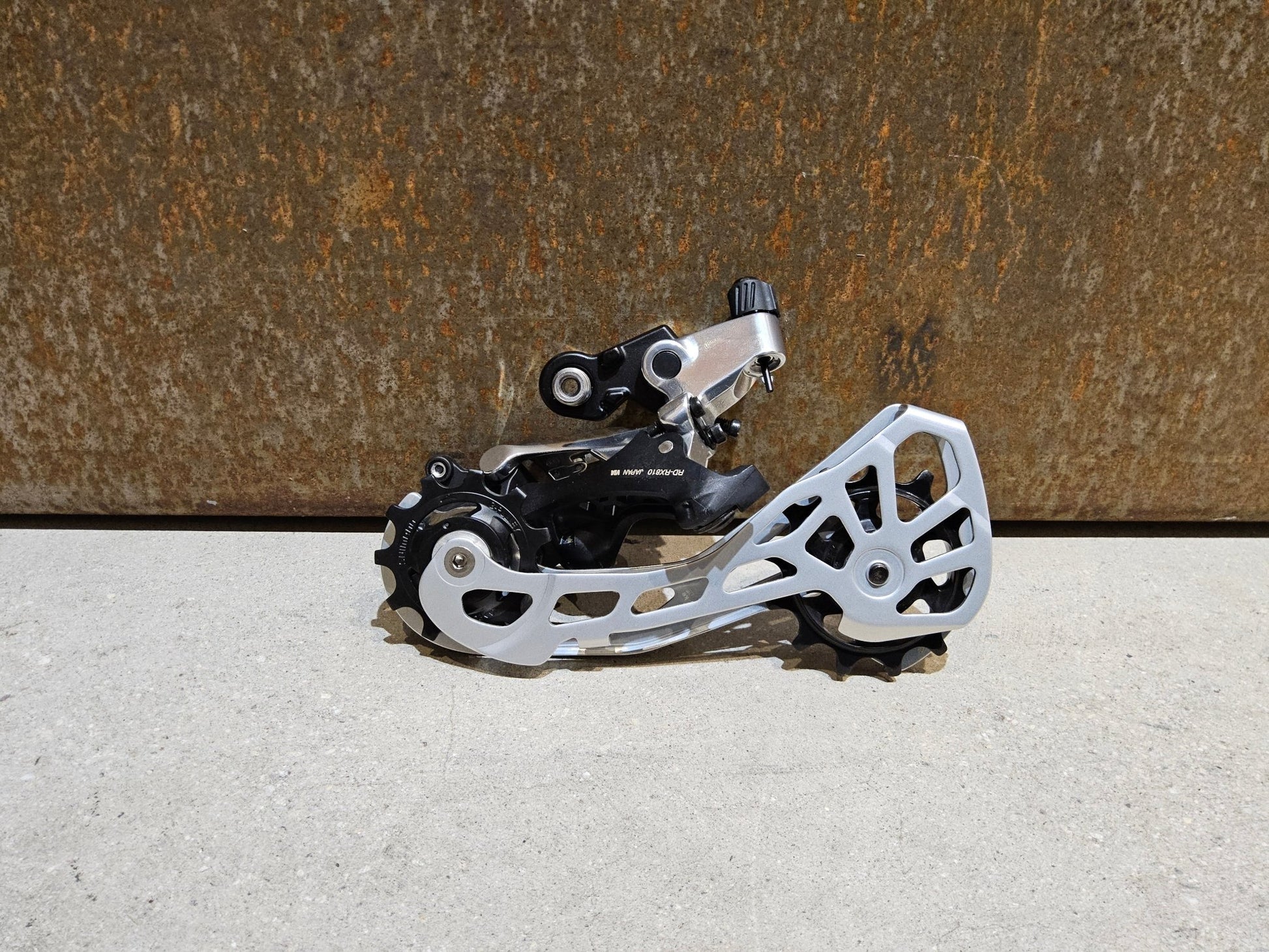 Schaltgruppen von Shimano, SHIMANO GRX LIMITED RX810 SCHALTGRUPPE 2 X 11 FACH vor USEDBIKES - OB.DE Hintergrund