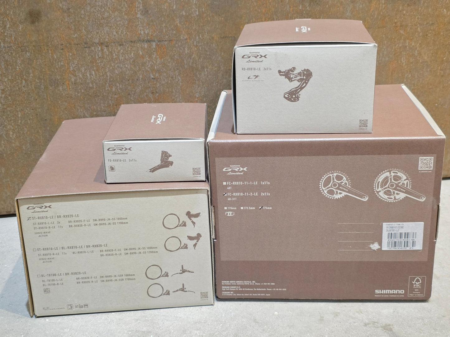 Schaltgruppen von Shimano, SHIMANO GRX LIMITED RX810 SCHALTGRUPPE 2 X 11 FACH vor USEDBIKES - OB.DE Hintergrund