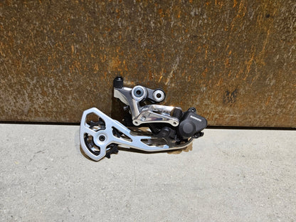 Schaltgruppen von Shimano, SHIMANO GRX LIMITED RX810 SCHALTGRUPPE 2 X 11 FACH vor USEDBIKES - OB.DE Hintergrund