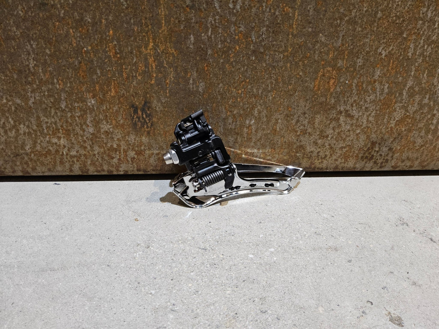 Schaltgruppen von Shimano, SHIMANO GRX LIMITED RX810 SCHALTGRUPPE 2 X 11 FACH vor USEDBIKES - OB.DE Hintergrund