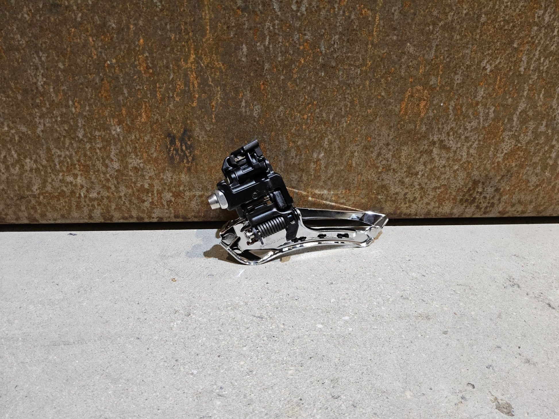 Schaltgruppen von Shimano, SHIMANO GRX LIMITED RX810 SCHALTGRUPPE 2 X 11 FACH vor USEDBIKES - OB.DE Hintergrund