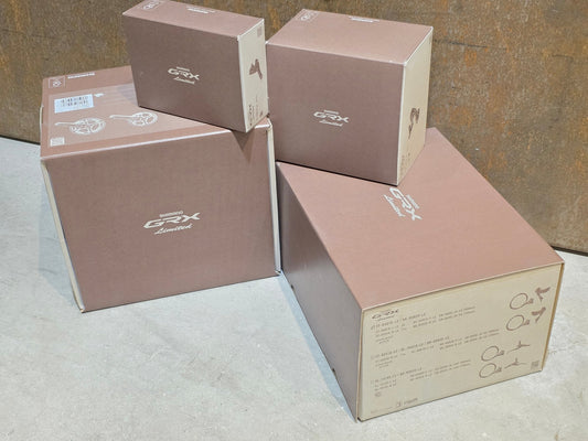 Schaltgruppen von Shimano, SHIMANO GRX LIMITED RX810 SCHALTGRUPPE 2 X 11 FACH vor USEDBIKES - OB.DE Hintergrund