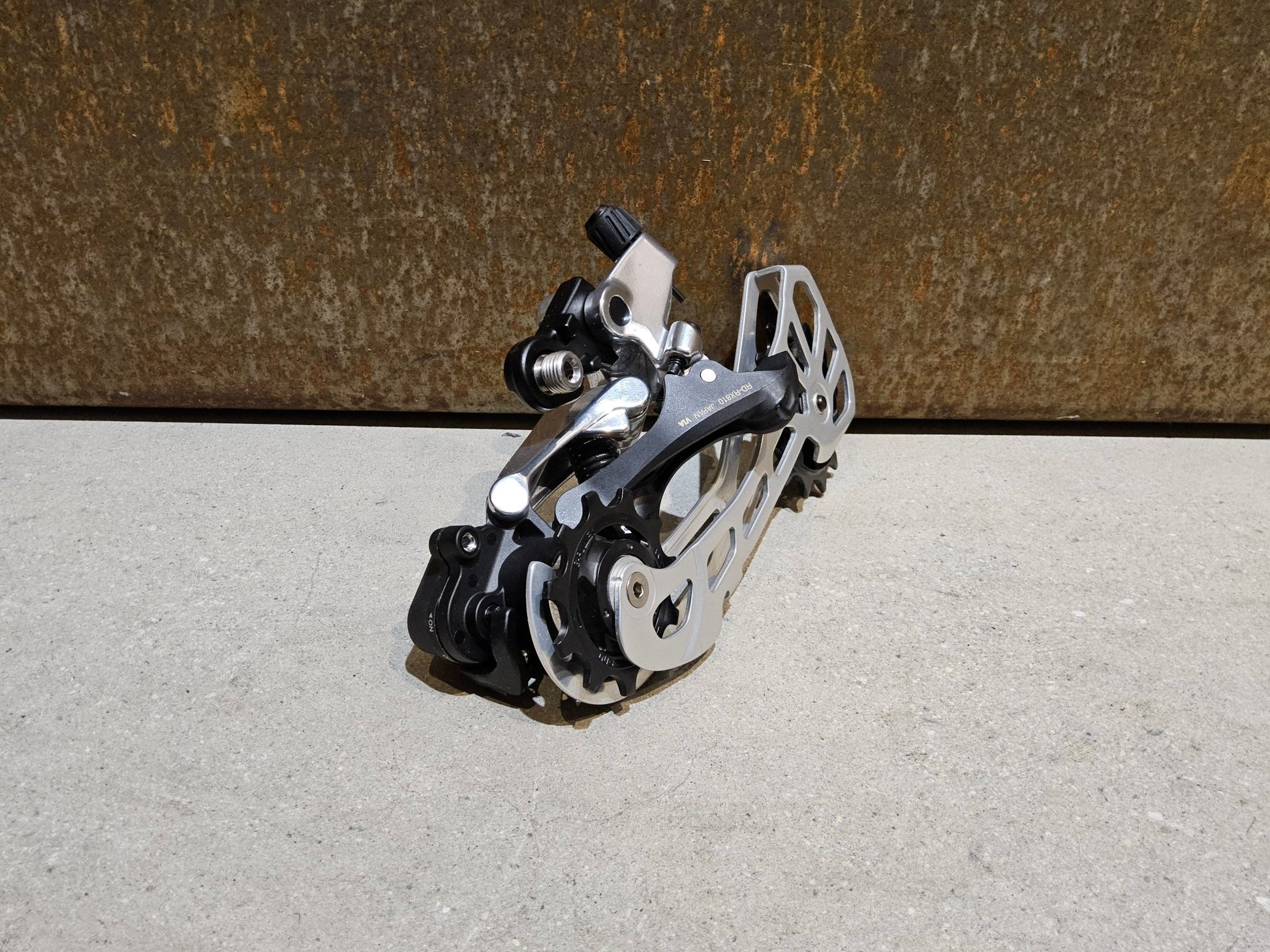 Schaltgruppen von Shimano, SHIMANO GRX LIMITED RX810 SCHALTGRUPPE 2 X 11 FACH vor USEDBIKES - OB.DE Hintergrund