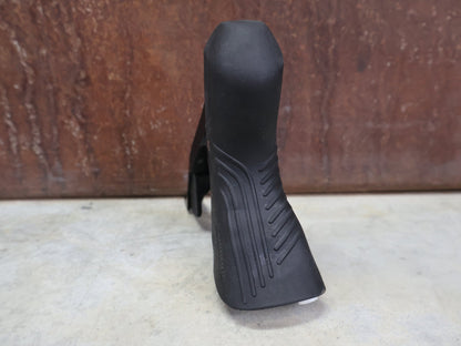 Schaltgruppen von Shimano, SHIMANO GRX RX610 / RX820 SCHALTGRUPPE 2 X 12 FACH vor USEDBIKES - OB.DE Hintergrund