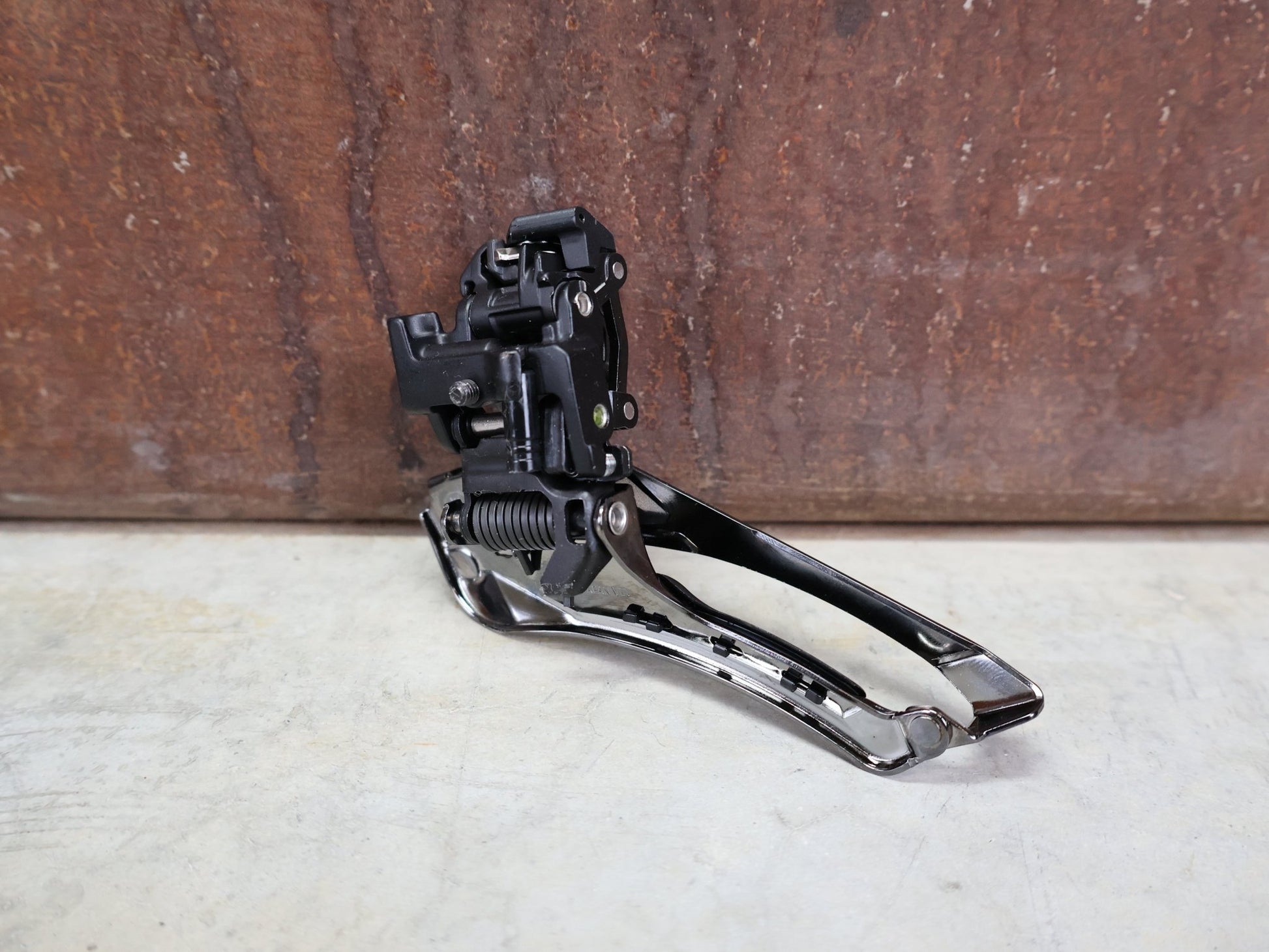 Schaltgruppen von Shimano, SHIMANO GRX RX610 / RX820 SCHALTGRUPPE 2 X 12 FACH vor USEDBIKES - OB.DE Hintergrund