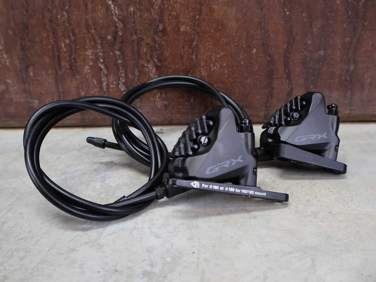 Schaltgruppen von Shimano, SHIMANO GRX RX610 / RX820 SCHALTGRUPPE 2 X 12 FACH vor USEDBIKES - OB.DE Hintergrund