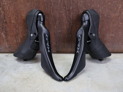 Schaltgruppen von Shimano, SHIMANO GRX RX610 / RX820 SCHALTGRUPPE 2 X 12 FACH vor USEDBIKES - OB.DE Hintergrund