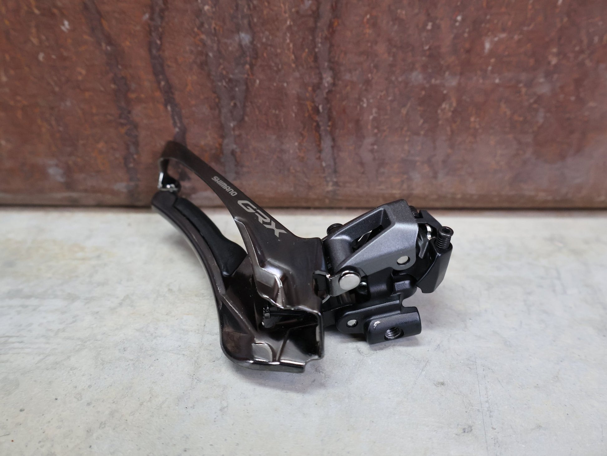 Schaltgruppen von Shimano, SHIMANO GRX RX610 / RX820 SCHALTGRUPPE 2 X 12 FACH vor USEDBIKES - OB.DE Hintergrund