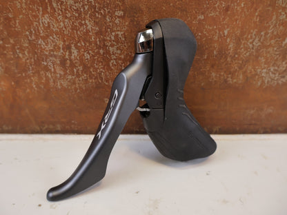 Brems-/ Schalthebel von Shimano, SHIMANO GRX ST-RX810-LA BREMSHEBEL LINKS / DROPPER vor USEDBIKES-OB.DE Hintergrund