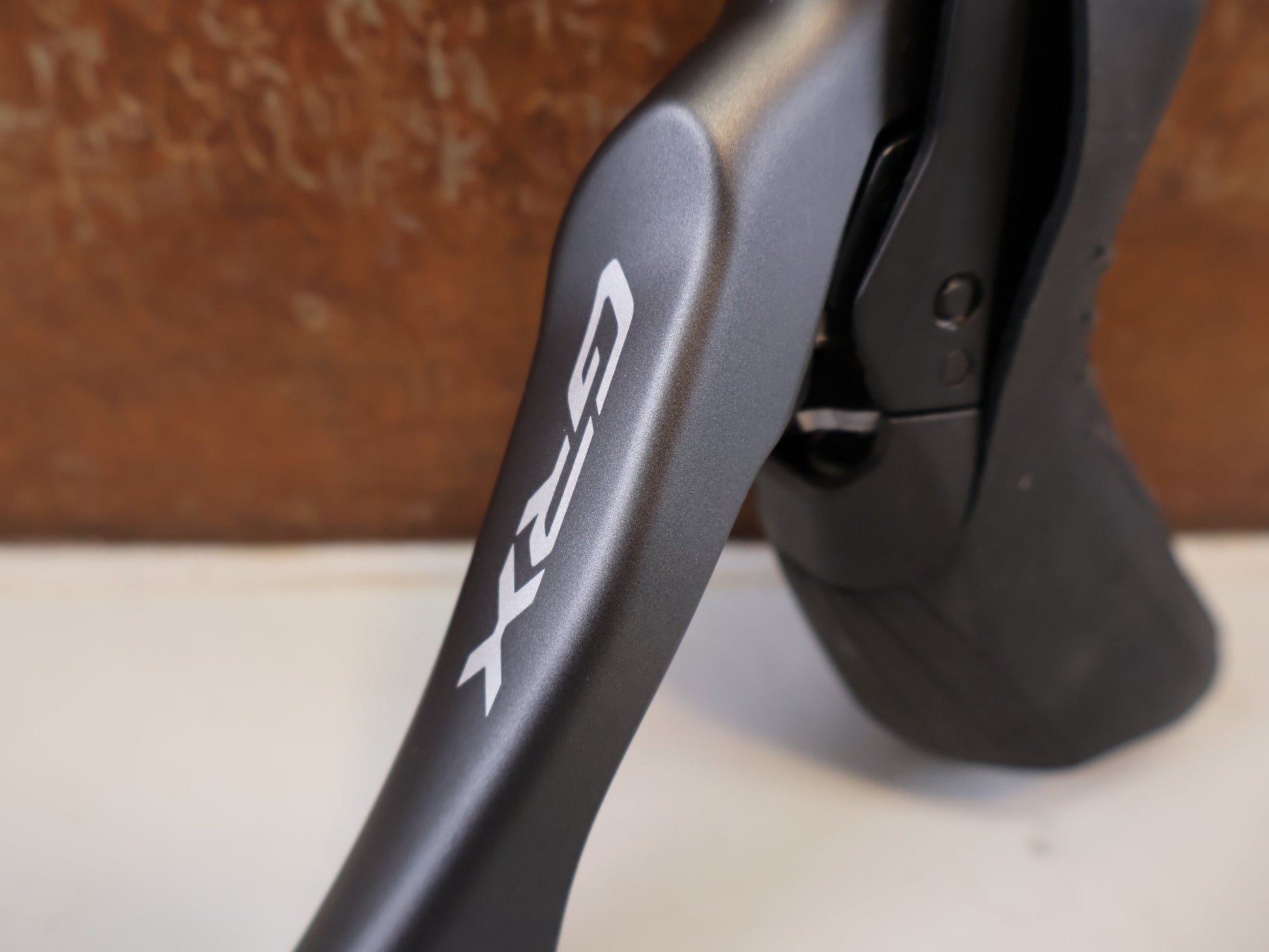 Brems-/ Schalthebel von Shimano, SHIMANO GRX ST-RX810-LA BREMSHEBEL LINKS / DROPPER vor USEDBIKES-OB.DE Hintergrund