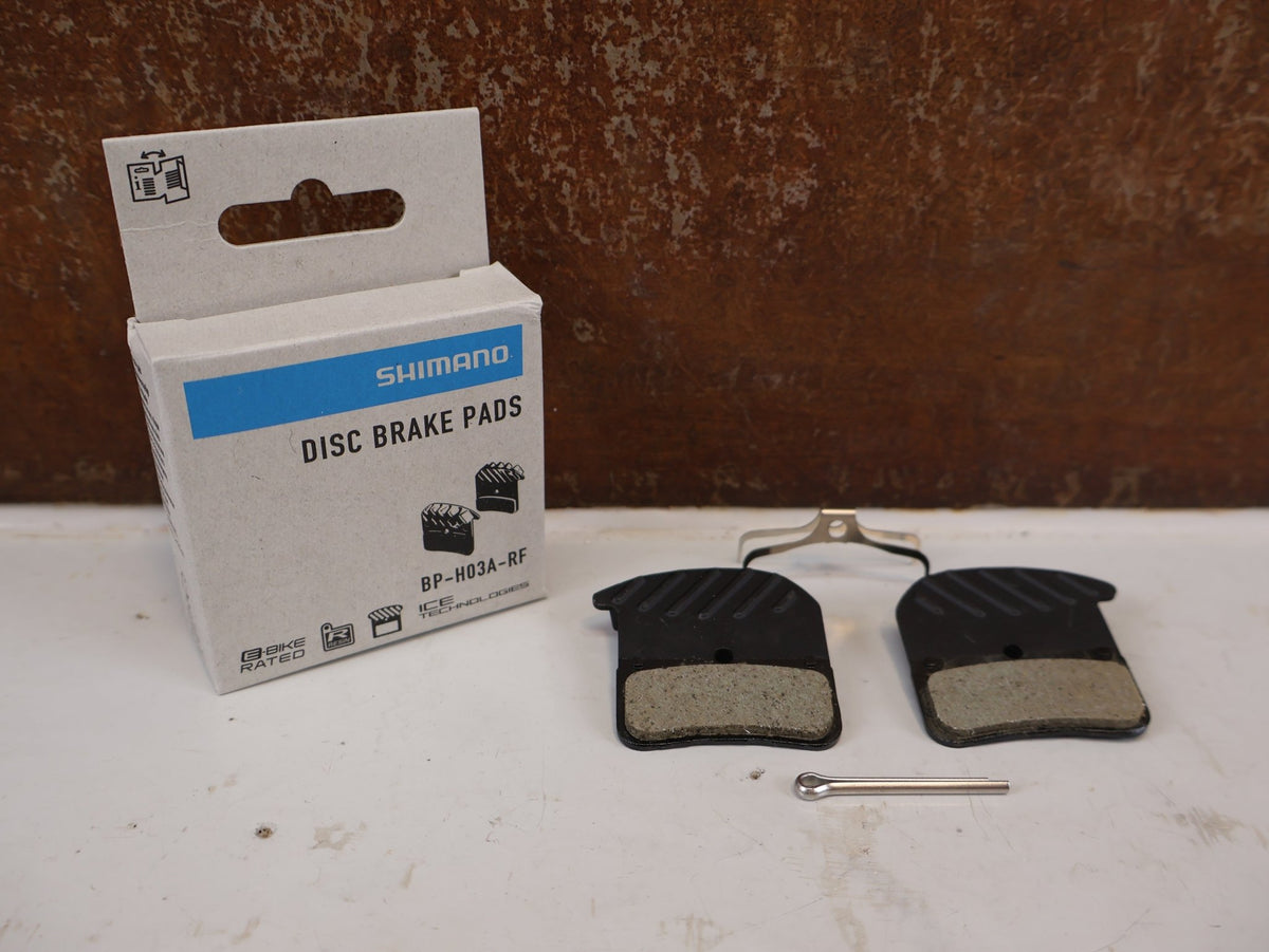 Bremsbelag von Shimano, Shimano H03A Resin Bremsbeläge Saint Zee EBPH03ARFA vor USEDBIKES-OB.DE Hintergrund