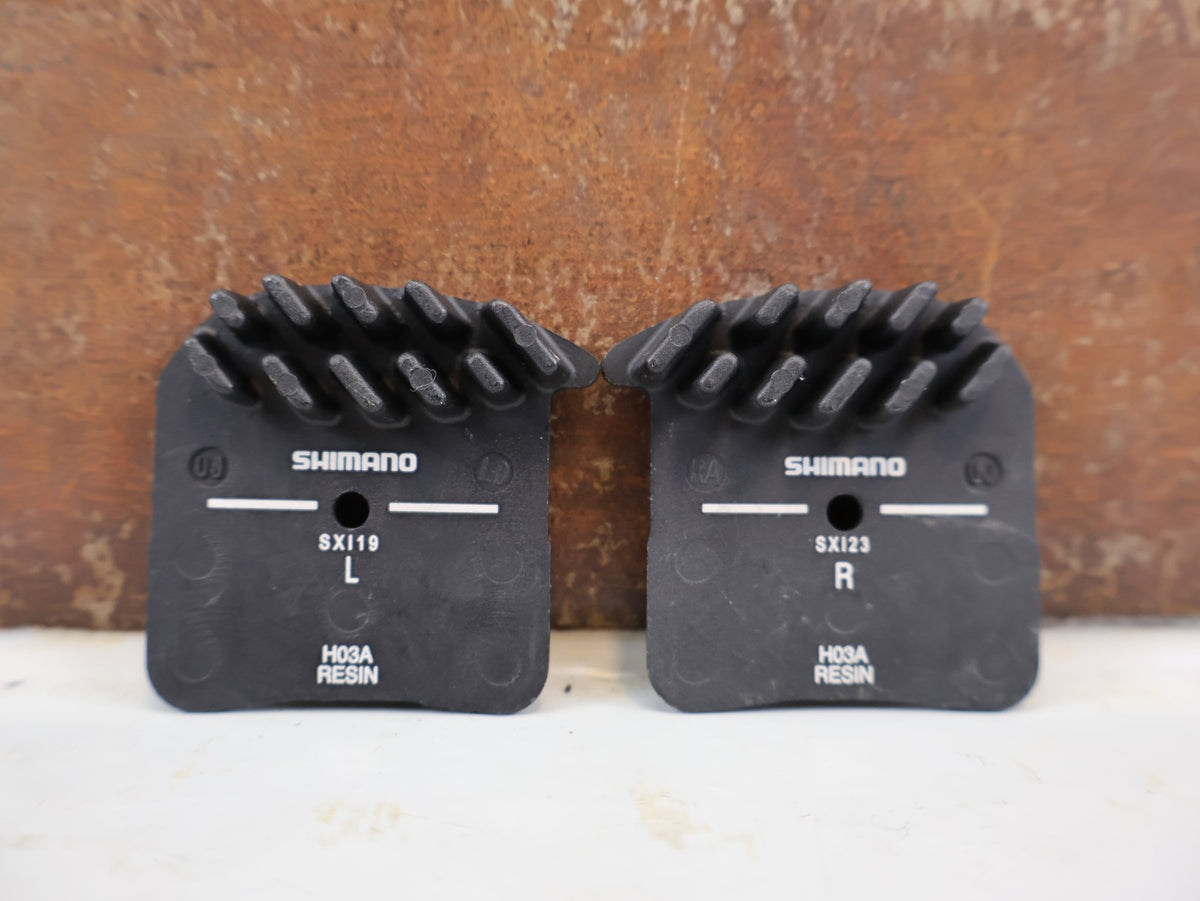 Bremsbelag von Shimano, Shimano H03A Resin Bremsbeläge Saint Zee EBPH03ARFA vor USEDBIKES-OB.DE Hintergrund