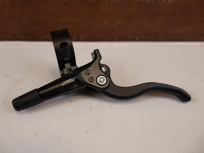 Bremse von Shimano, SHIMANO M4100 MT420 4-KOLBEN SCHEIBENBREMSE MTB vor USEDBIKES-OB.DE Hintergrund
