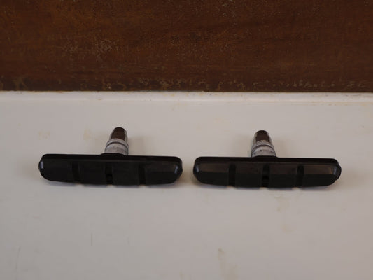 Bremsbelag von Shimano, SHIMANO M70T3 V BRAKE BREMSSCHUHE DEORE 1 PAAR vor USEDBIKES-OB.DE Hintergrund