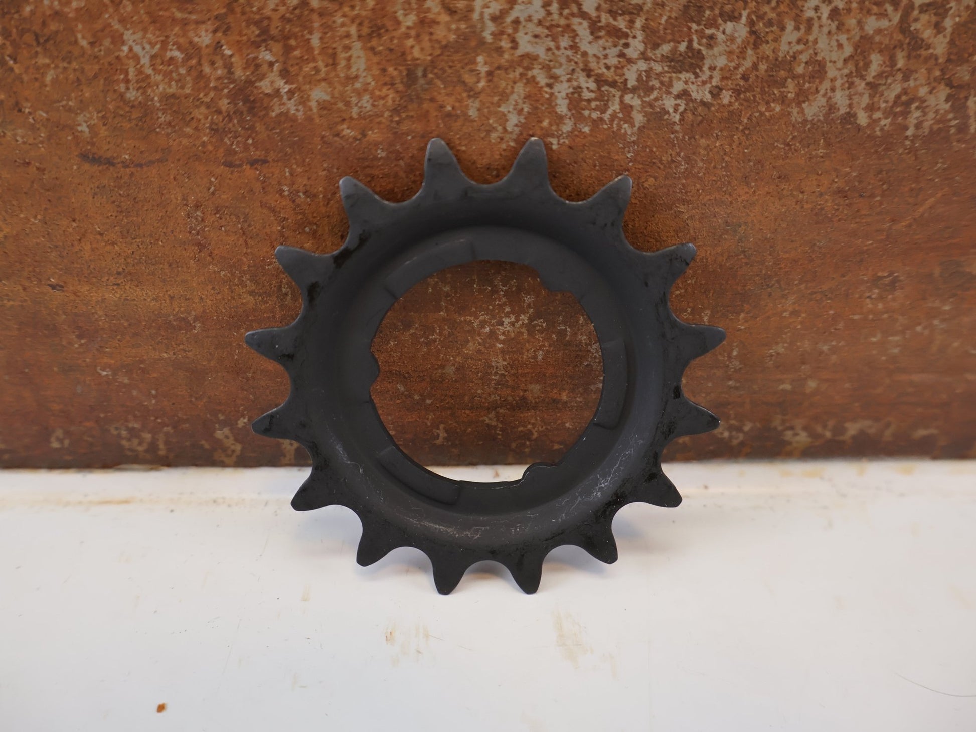 Kassette & Zahnkränze von Shimano, SHIMANO NEXUS RITZEL 16 ZÄHNE NABENSCHALTUNG SCHWARZ vor USEDBIKES-OB.DE Hintergrund