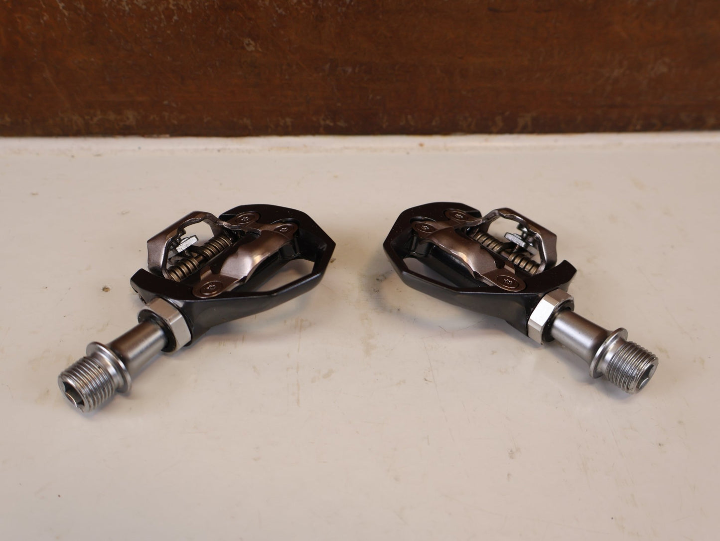 Pedale von Shimano, SHIMANO PD ES600 LIGHTWEIGHT GRAVEL ROAD SPD PEDALE vor USEDBIKES-OB.DE Hintergrund