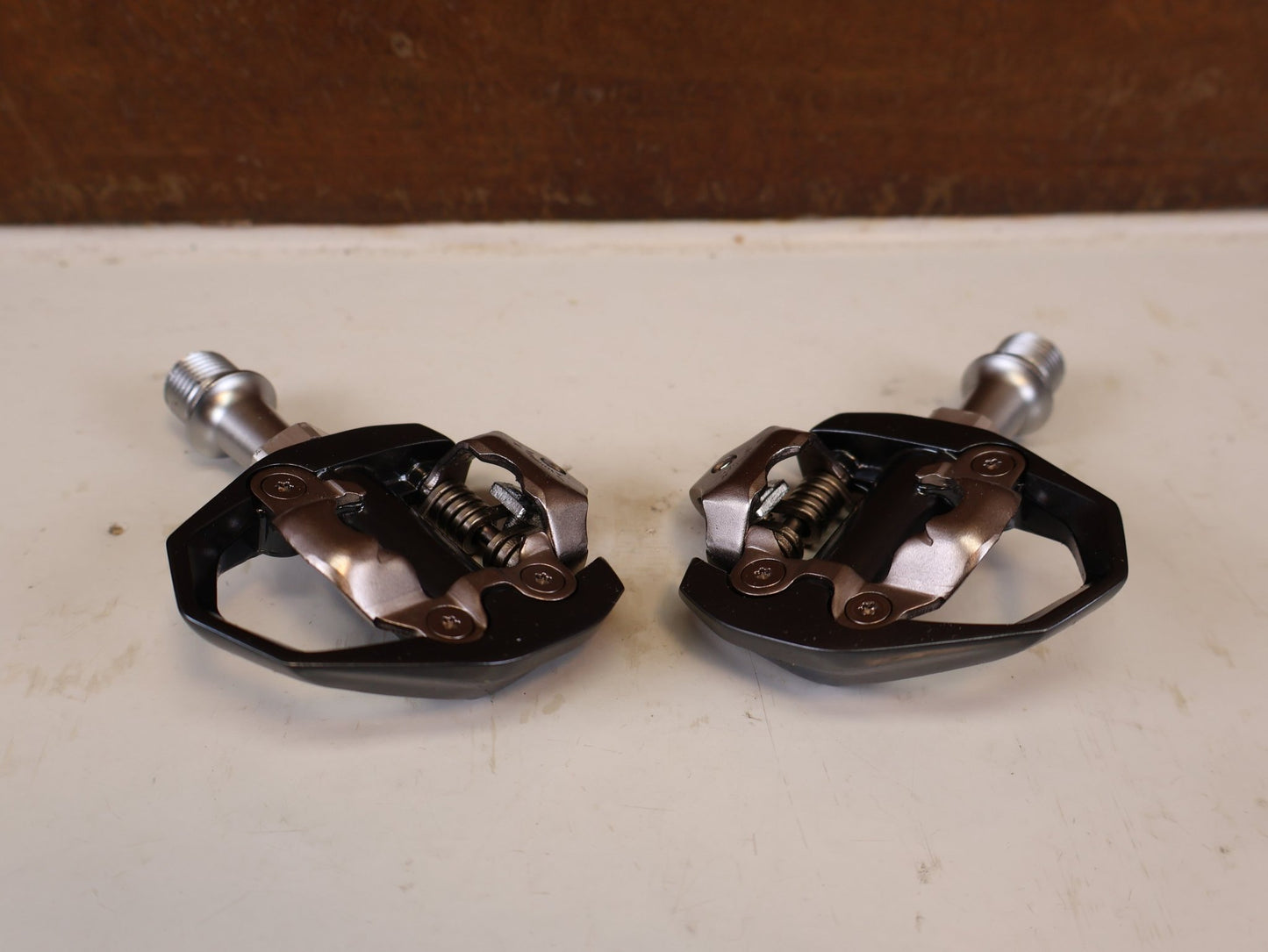 Pedale von Shimano, SHIMANO PD ES600 LIGHTWEIGHT GRAVEL ROAD SPD PEDALE vor USEDBIKES-OB.DE Hintergrund