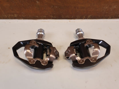 Pedale von Shimano, SHIMANO PD ES600 LIGHTWEIGHT GRAVEL ROAD SPD PEDALE vor USEDBIKES-OB.DE Hintergrund