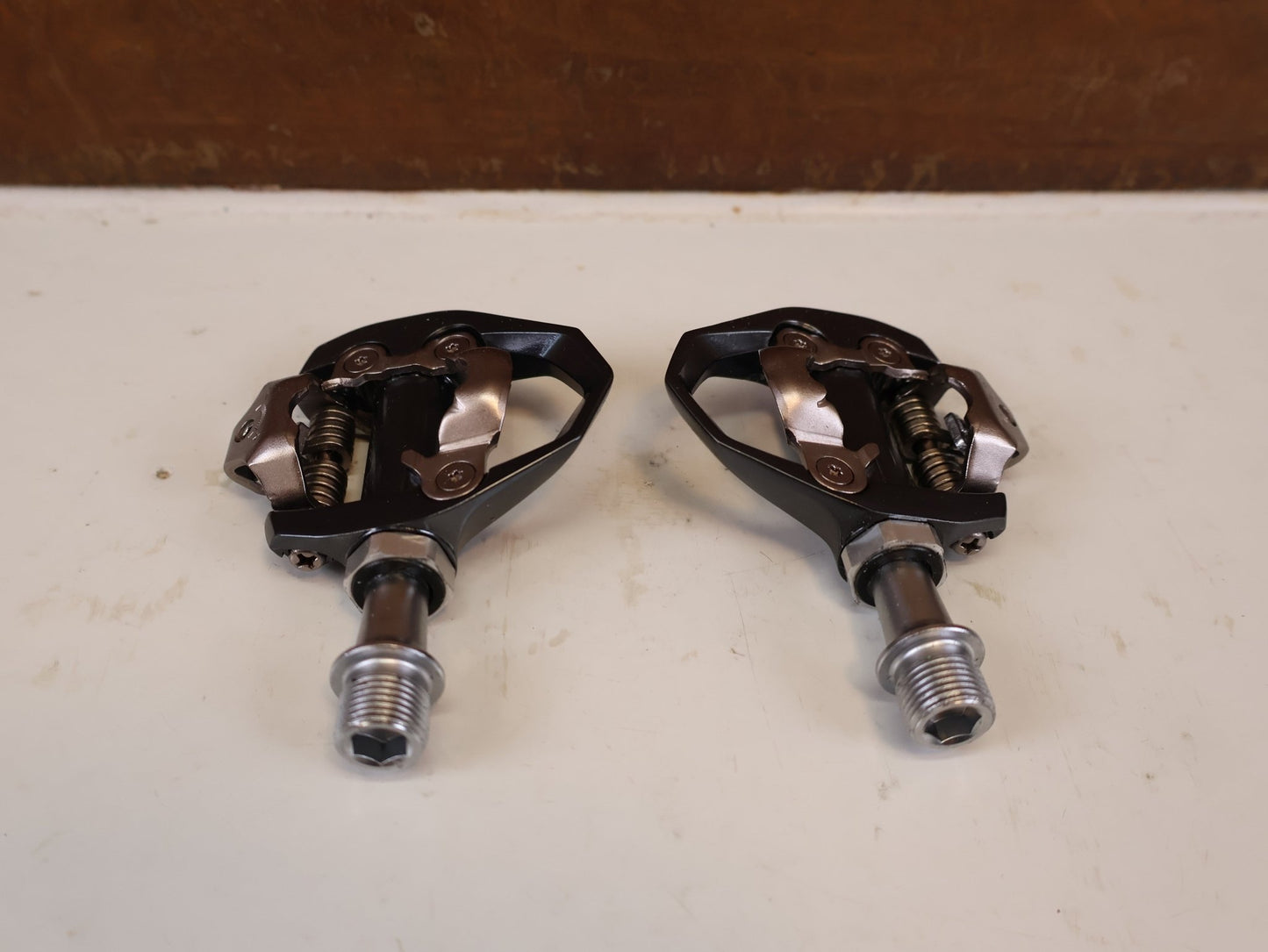 Pedale von Shimano, SHIMANO PD ES600 LIGHTWEIGHT GRAVEL ROAD SPD PEDALE vor USEDBIKES-OB.DE Hintergrund