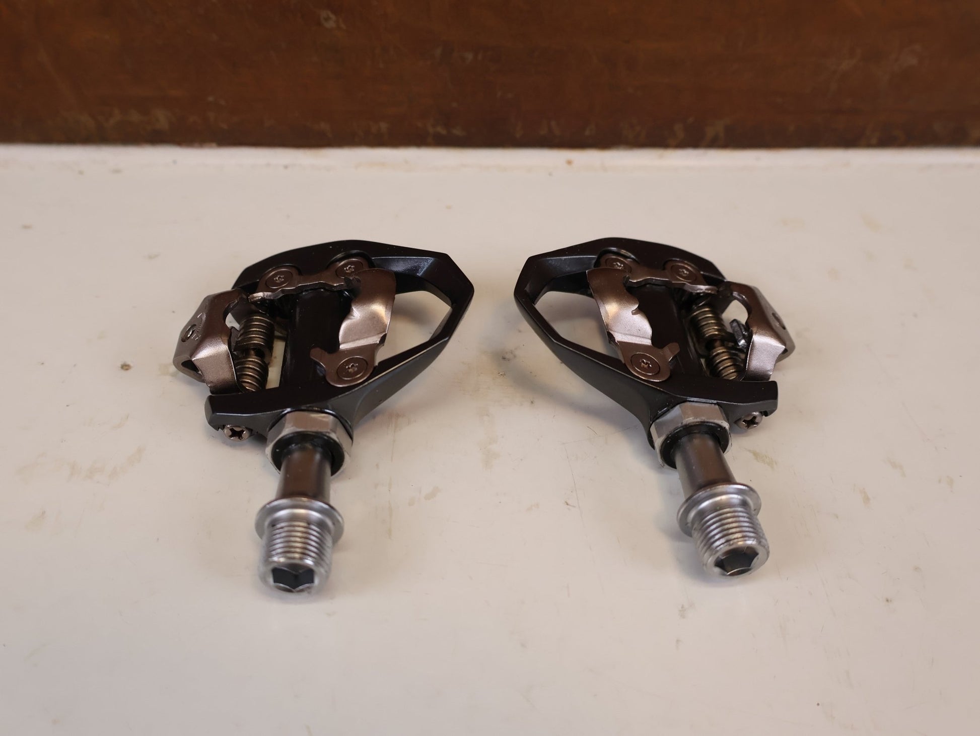 Pedale von Shimano, SHIMANO PD ES600 LIGHTWEIGHT GRAVEL ROAD SPD PEDALE vor USEDBIKES-OB.DE Hintergrund
