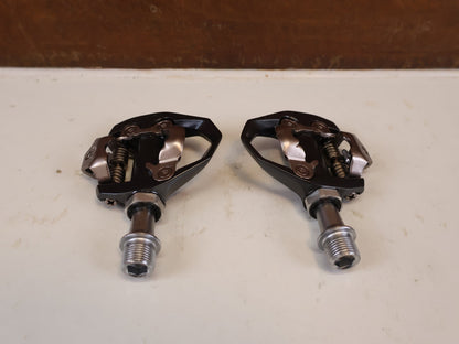 Pedale von Shimano, SHIMANO PD ES600 LIGHTWEIGHT GRAVEL ROAD SPD PEDALE vor USEDBIKES-OB.DE Hintergrund