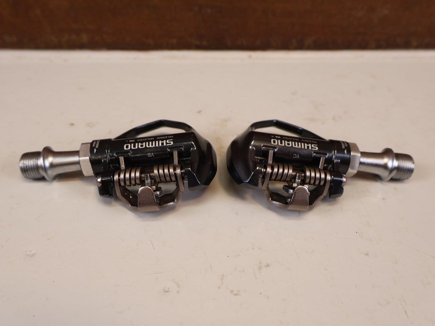 Pedale von Shimano, SHIMANO PD ES600 LIGHTWEIGHT GRAVEL ROAD SPD PEDALE vor USEDBIKES-OB.DE Hintergrund