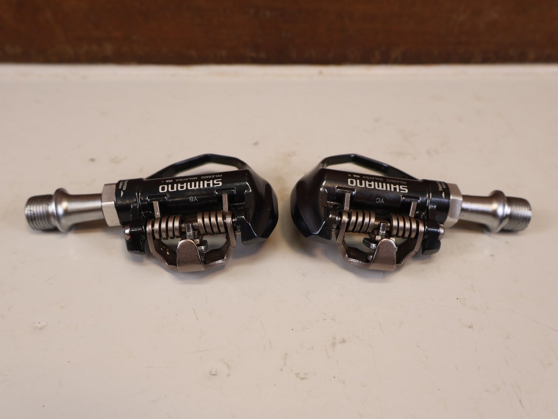 Pedale von Shimano, SHIMANO PD ES600 LIGHTWEIGHT GRAVEL ROAD SPD PEDALE vor USEDBIKES-OB.DE Hintergrund
