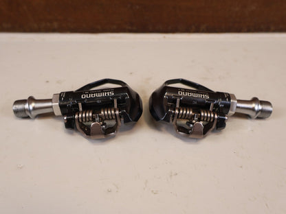 Pedale von Shimano, SHIMANO PD ES600 LIGHTWEIGHT GRAVEL ROAD SPD PEDALE vor USEDBIKES-OB.DE Hintergrund
