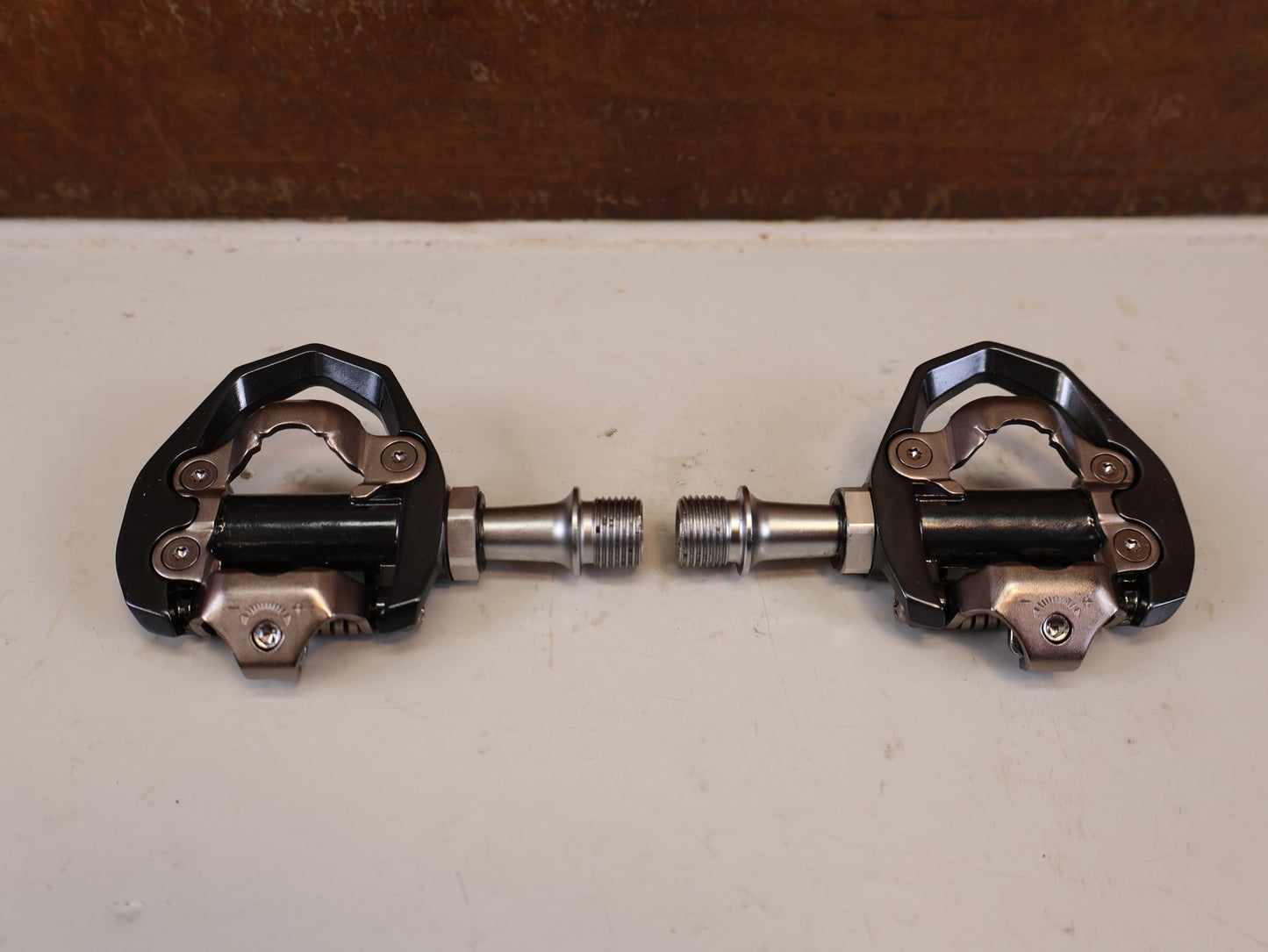 Pedale von Shimano, SHIMANO PD ES600 LIGHTWEIGHT GRAVEL ROAD SPD PEDALE vor USEDBIKES-OB.DE Hintergrund