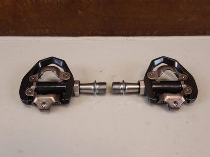 Pedale von Shimano, SHIMANO PD ES600 LIGHTWEIGHT GRAVEL ROAD SPD PEDALE vor USEDBIKES-OB.DE Hintergrund