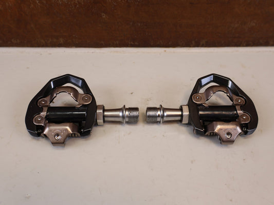 Pedale von Shimano, SHIMANO PD ES600 LIGHTWEIGHT GRAVEL ROAD SPD PEDALE vor USEDBIKES-OB.DE Hintergrund