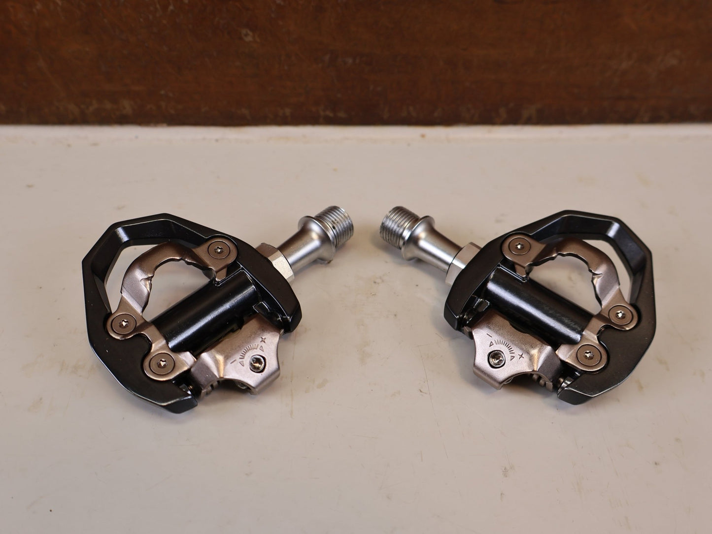 Pedale von Shimano, SHIMANO PD ES600 LIGHTWEIGHT GRAVEL ROAD SPD PEDALE vor USEDBIKES-OB.DE Hintergrund