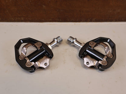 Pedale von Shimano, SHIMANO PD ES600 LIGHTWEIGHT GRAVEL ROAD SPD PEDALE vor USEDBIKES-OB.DE Hintergrund
