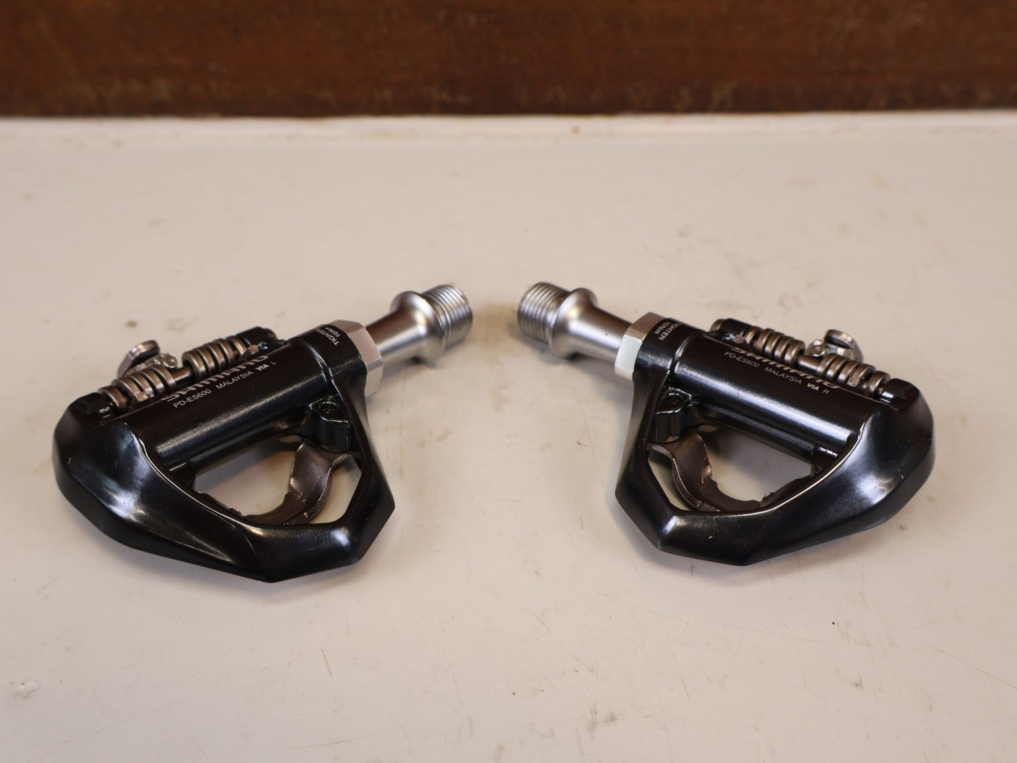 Pedale von Shimano, SHIMANO PD ES600 LIGHTWEIGHT GRAVEL ROAD SPD PEDALE vor USEDBIKES-OB.DE Hintergrund