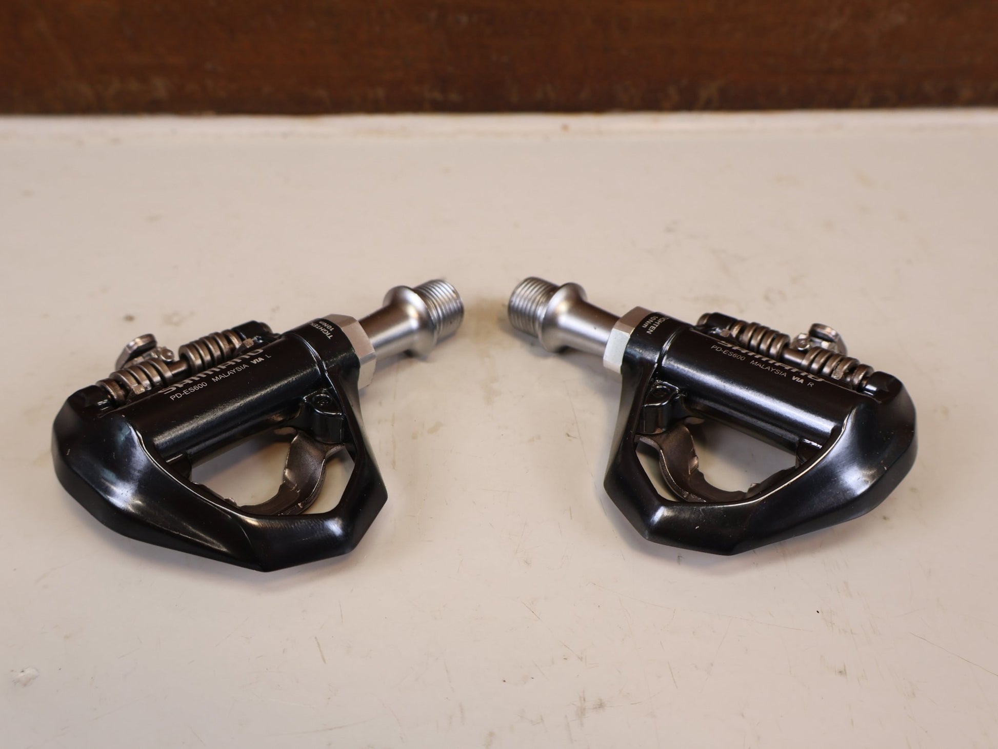 Pedale von Shimano, SHIMANO PD ES600 LIGHTWEIGHT GRAVEL ROAD SPD PEDALE vor USEDBIKES-OB.DE Hintergrund