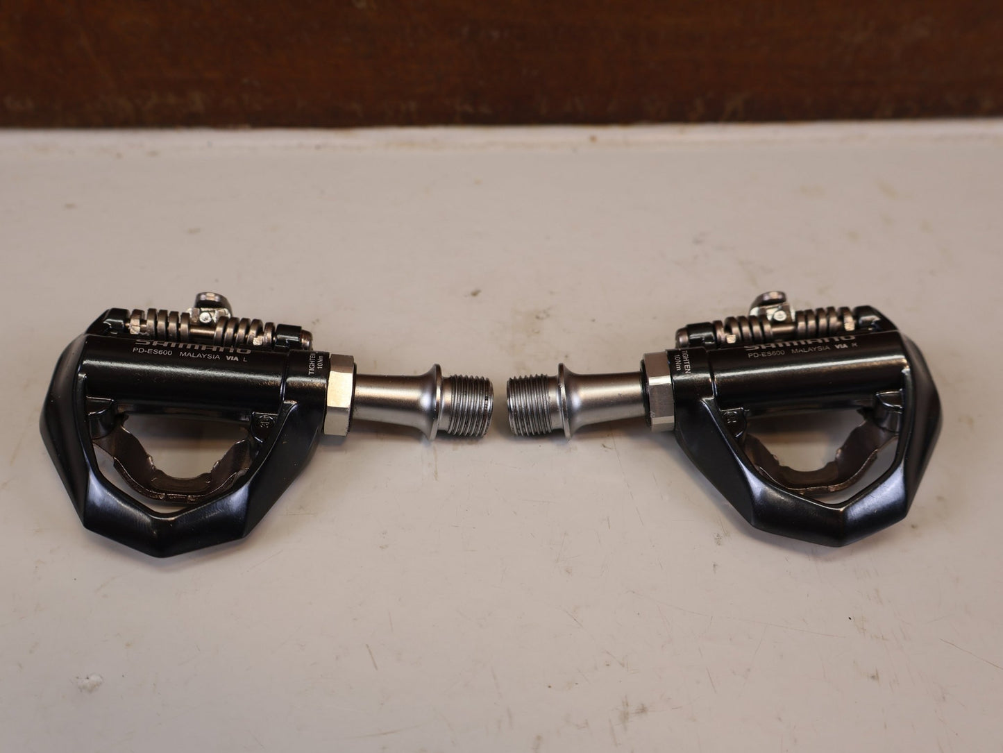 Pedale von Shimano, SHIMANO PD ES600 LIGHTWEIGHT GRAVEL ROAD SPD PEDALE vor USEDBIKES-OB.DE Hintergrund