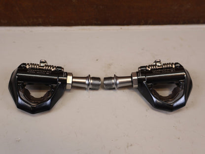 Pedale von Shimano, SHIMANO PD ES600 LIGHTWEIGHT GRAVEL ROAD SPD PEDALE vor USEDBIKES-OB.DE Hintergrund