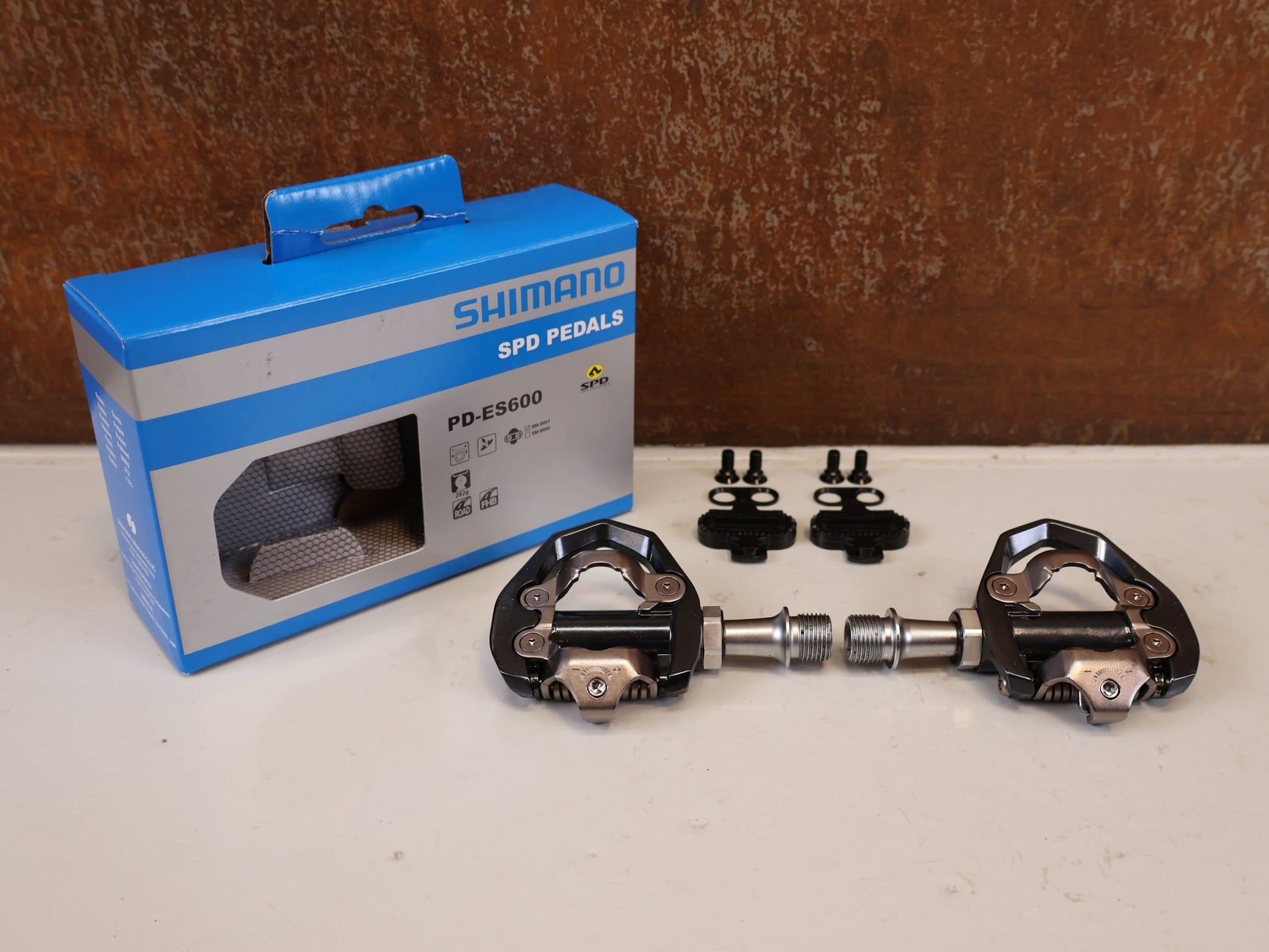 Pedale von Shimano, SHIMANO PD ES600 LIGHTWEIGHT GRAVEL ROAD SPD PEDALE vor USEDBIKES-OB.DE Hintergrund