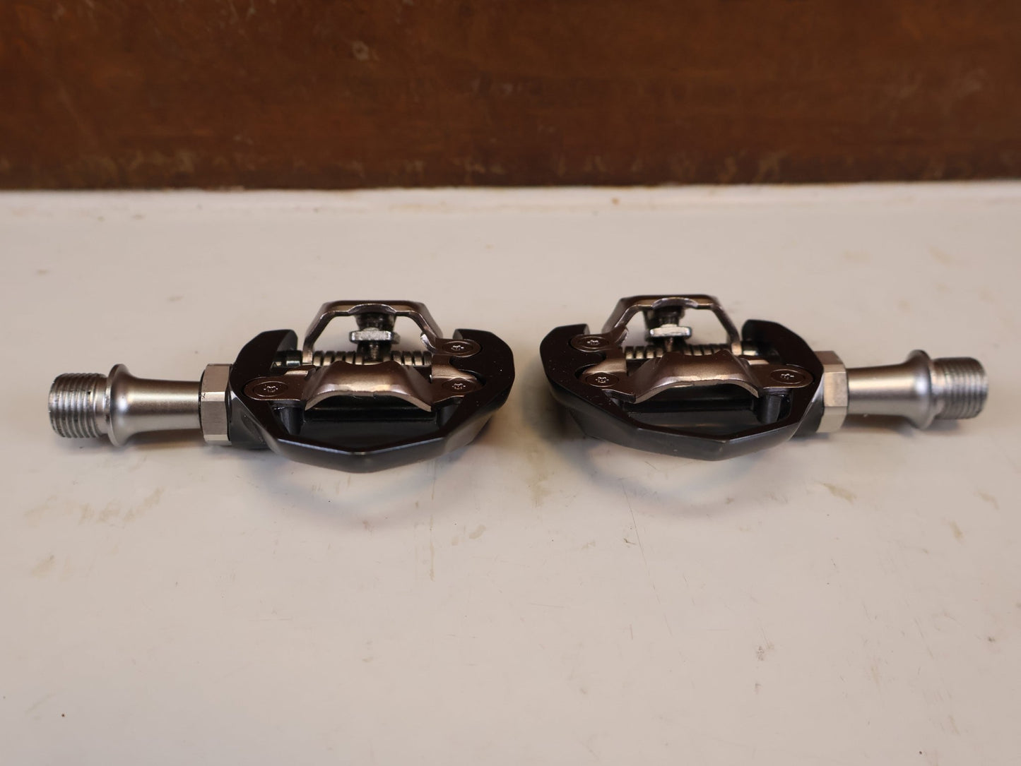 Pedale von Shimano, SHIMANO PD ES600 LIGHTWEIGHT GRAVEL ROAD SPD PEDALE vor USEDBIKES-OB.DE Hintergrund