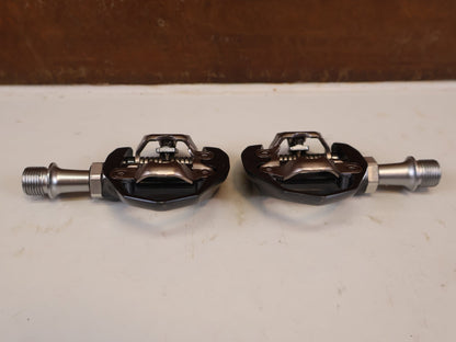 Pedale von Shimano, SHIMANO PD ES600 LIGHTWEIGHT GRAVEL ROAD SPD PEDALE vor USEDBIKES-OB.DE Hintergrund
