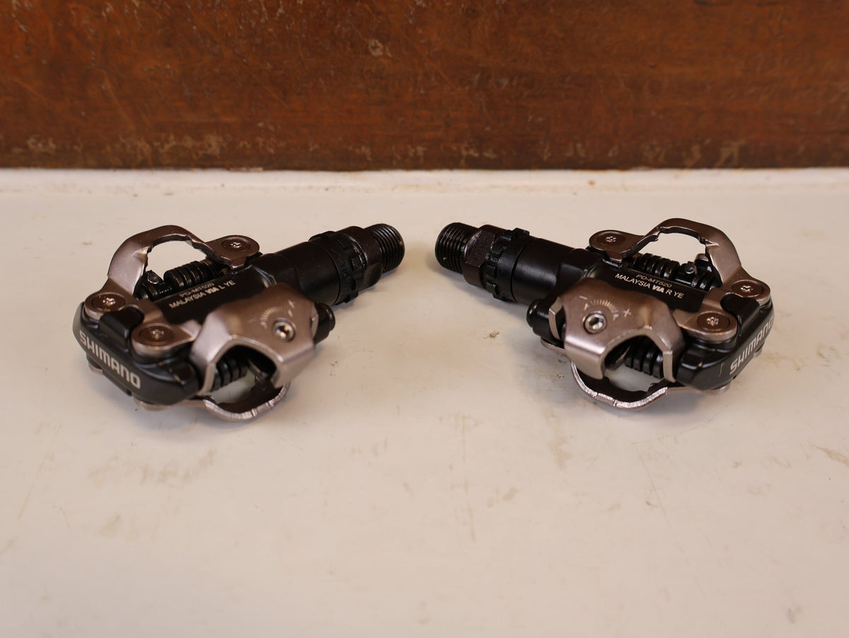 Pedale von Shimano, SHIMANO PD MT520 BEIDSEITIGE SPD KLICKPEDALE SCHWARZ vor USEDBIKES-OB.DE Hintergrund