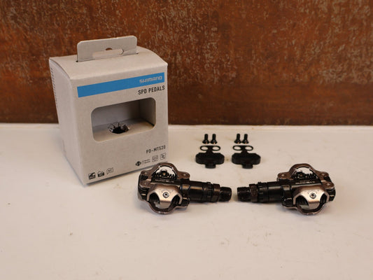 Pedale von Shimano, SHIMANO PD MT520 BEIDSEITIGE SPD KLICKPEDALE SCHWARZ vor USEDBIKES-OB.DE Hintergrund