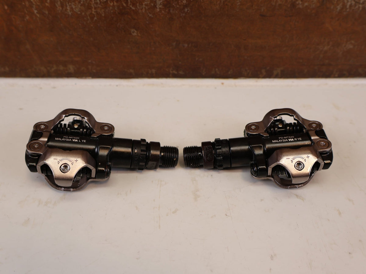 Pedale von Shimano, SHIMANO PD MT520 BEIDSEITIGE SPD KLICKPEDALE SCHWARZ vor USEDBIKES-OB.DE Hintergrund