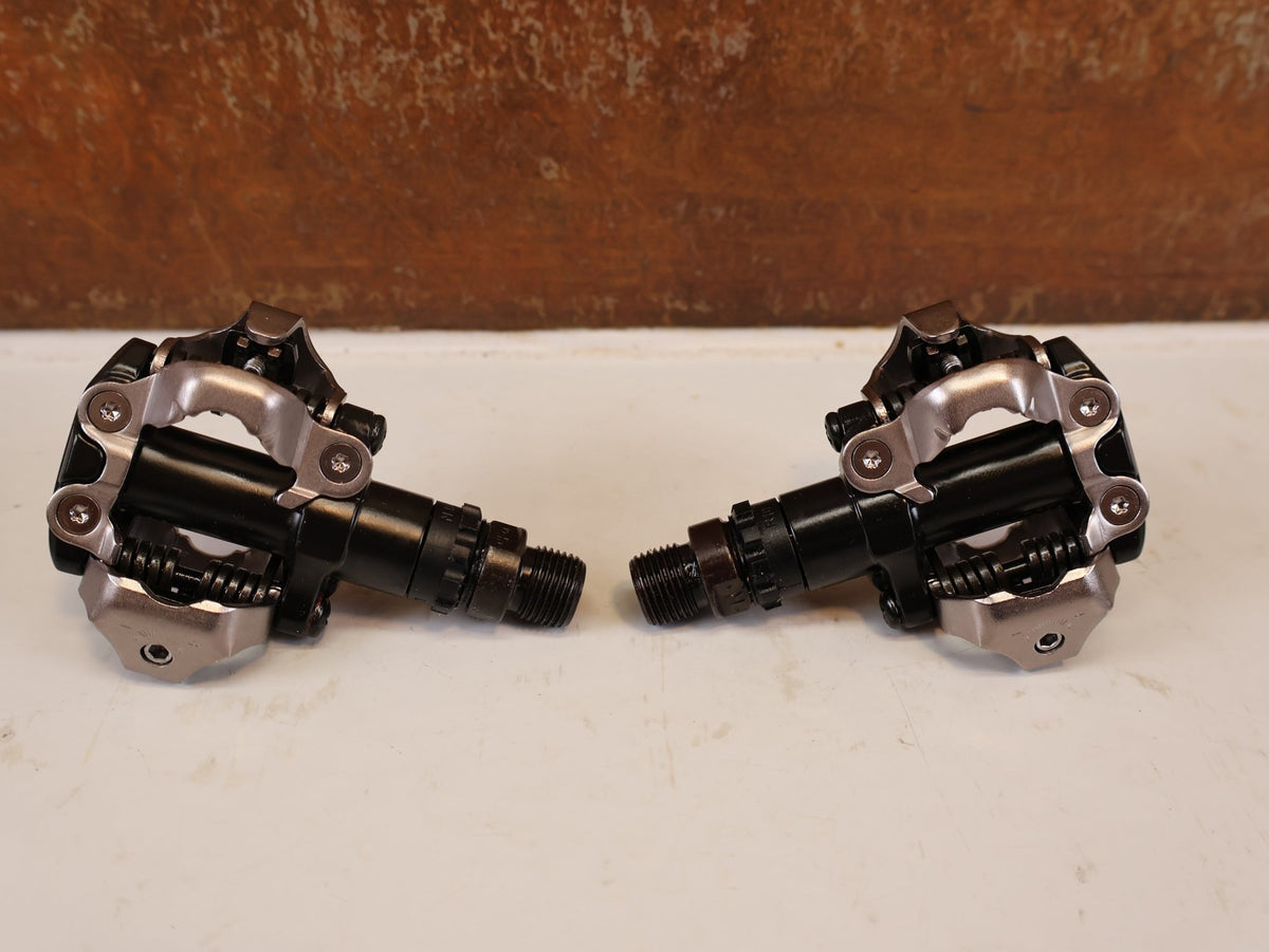Pedale von Shimano, SHIMANO PD MT520 BEIDSEITIGE SPD KLICKPEDALE SCHWARZ vor USEDBIKES-OB.DE Hintergrund