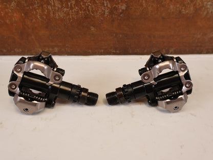Pedale von Shimano, SHIMANO PD MT520 BEIDSEITIGE SPD KLICKPEDALE SCHWARZ vor USEDBIKES-OB.DE Hintergrund